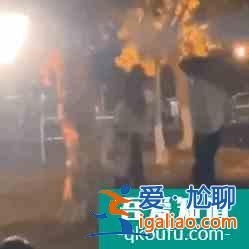 《以家人之名》大哥小妹太甜，劇透超多吻戲，背后故事令人心疼？
