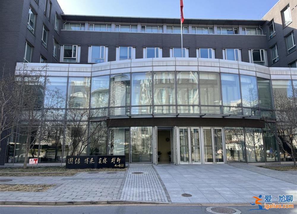 厲以寧追悼會將于3月7日舉行 北大光華管理學院門口留有厲老手跡? 厲以寧追悼會將于3月7日舉行 北大光華管理學院門口留有厲老手跡?