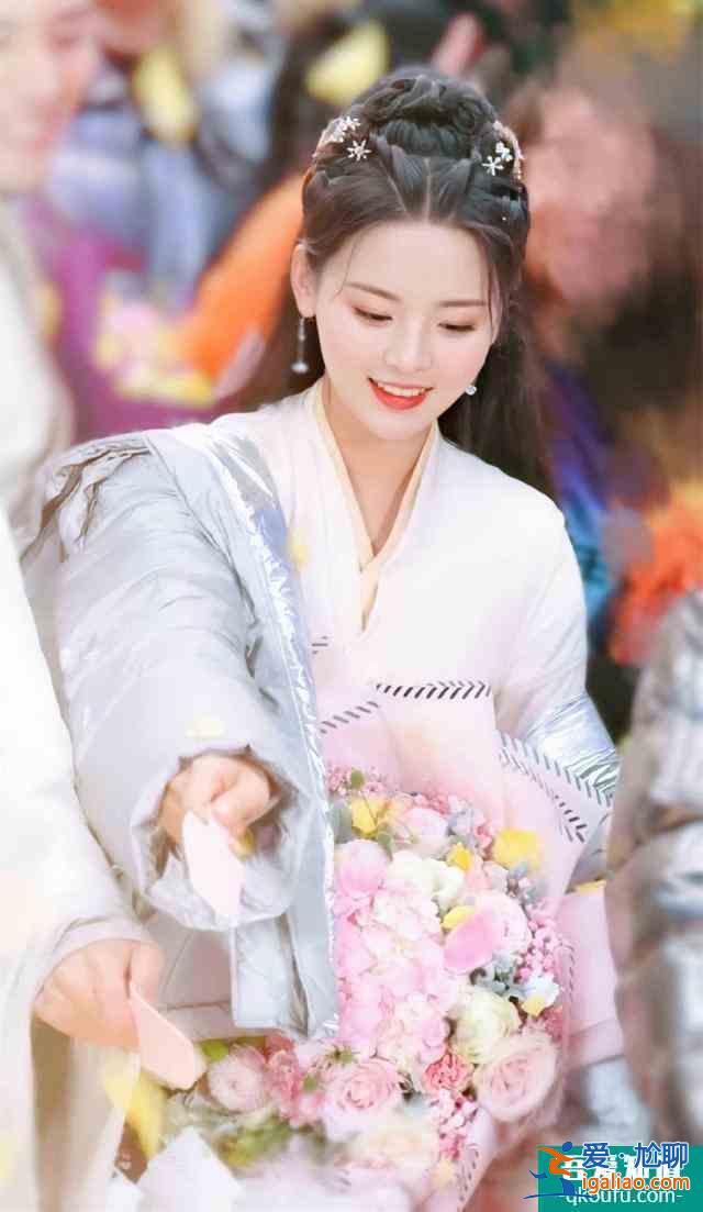 《且聽鳳鳴》今日定檔，楊超越扮乞丐，又“丑“又可愛，絕了？