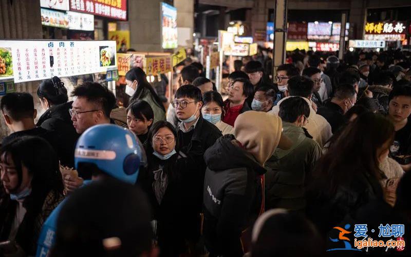 上海最大露天夜市關了 城管稱“未經屬地備案” 網友吵翻了？