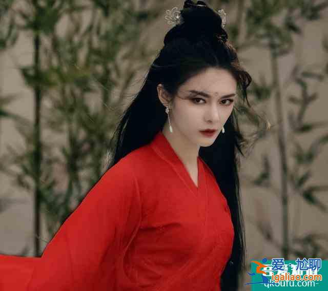 《且聽鳳鳴》官宣，楊超越造型獲贊，誰知看到女二全網更心動了？