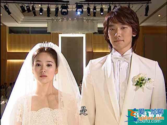 《仲夏滿天星》路透圖：新娘楊超越面無表情，許魏洲為她整理裙擺？