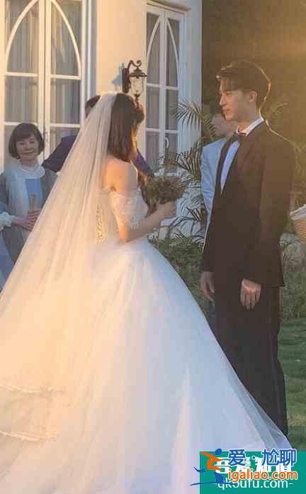 《仲夏滿天星》路透圖：新娘楊超越面無表情，許魏洲為她整理裙擺？