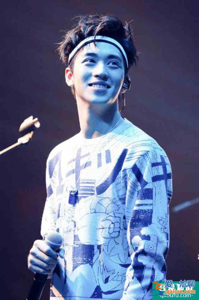 《仲夏滿天星》路透圖：新娘楊超越面無表情，許魏洲為她整理裙擺？