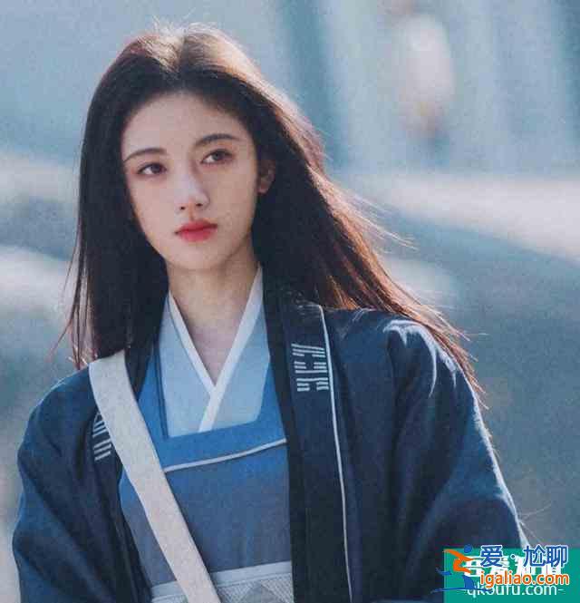 鞠婧祎《漂亮?xí)窡岵ィ瑒≈猩裣深佒当恚W(wǎng)友：光看臉就夠了？
