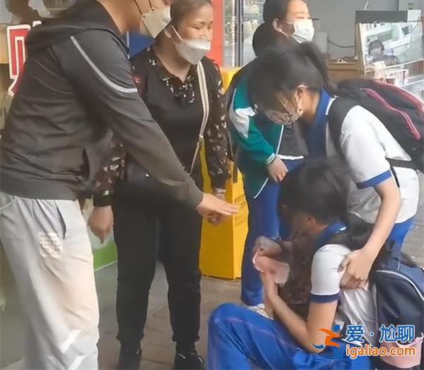 老人撿錢拒絕歸還女孩崩潰下跪？