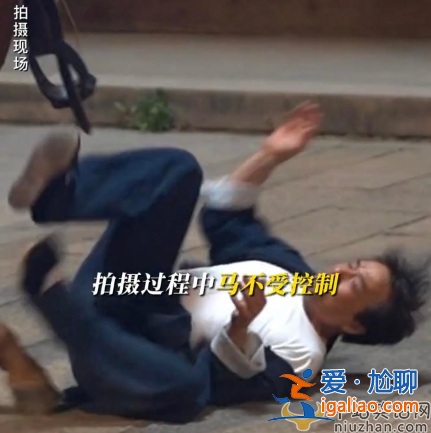成龍最新動(dòng)態(tài)曝光!拍戲意外摔下頭撞水泥地 傷勢(shì)嚴(yán)重眼閃淚光