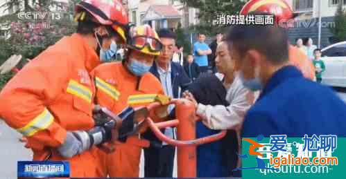 太驚心！小孩被大人掛在峭壁上拍照！網友：這是“隱秘的角落“看多？