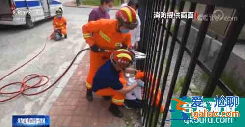 太驚心！小孩被大人掛在峭壁上拍照！網友：這是“隱秘的角落“看多？