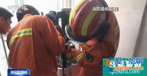 太驚心！小孩被大人掛在峭壁上拍照！網友：這是“隱秘的角落“看多？