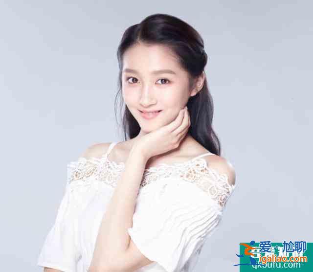 二十不惑：關(guān)曉彤番位惹爭議，戲份不如卜冠今，鹿晗成隱形男主？