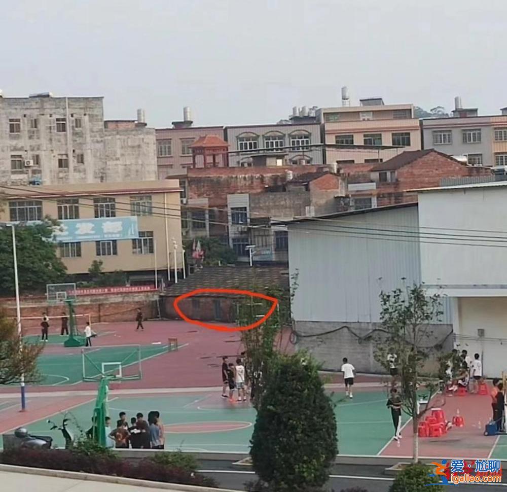 廣西一學生點“外賣”被按在地上訓斥？目擊學生發聲 校長稱一經查實必從重處理？