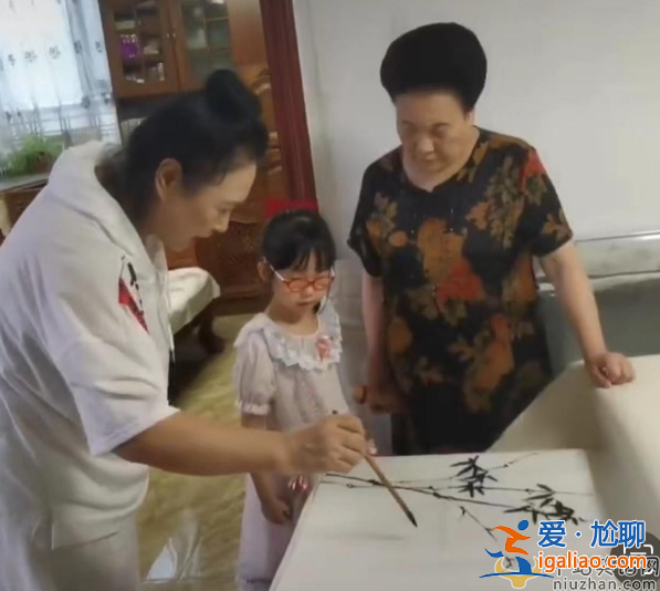 伊能靜婆婆帶孫女學(xué)國(guó)畫，米粒清晰正臉曝光，顏值逆襲丹鳳眼吸睛