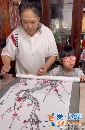 伊能靜婆婆帶孫女學(xué)國(guó)畫，米粒清晰正臉曝光，顏值逆襲丹鳳眼吸睛