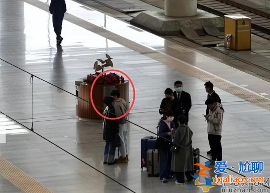 李榮浩楊丞琳同框現身! 隔著口罩當眾親吻 牽手現身感情好