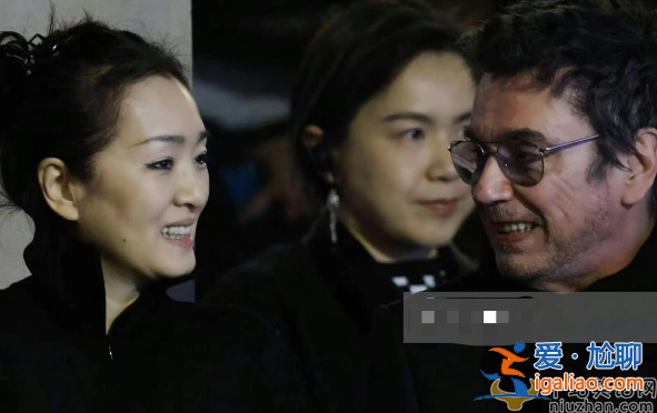 鞏俐最新近況曝光!夫婦坐法總統專機回國 與馬克龍前行太友善