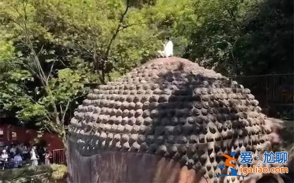 四川樂山大佛頭頂出現一女子打坐[女子打坐]？