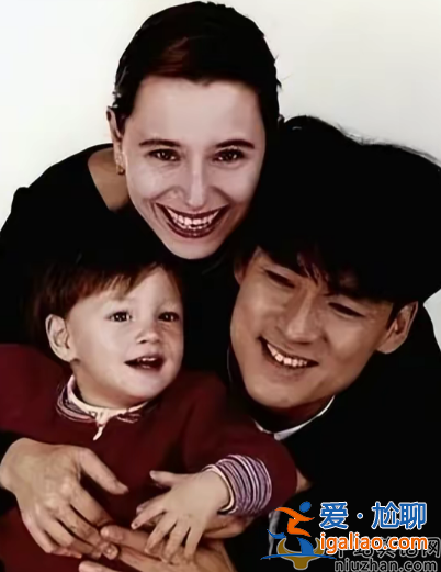 周華健為什么不唱歌了?近況曝光回香港祭祖現(xiàn)身就餐 主動為粉絲買單