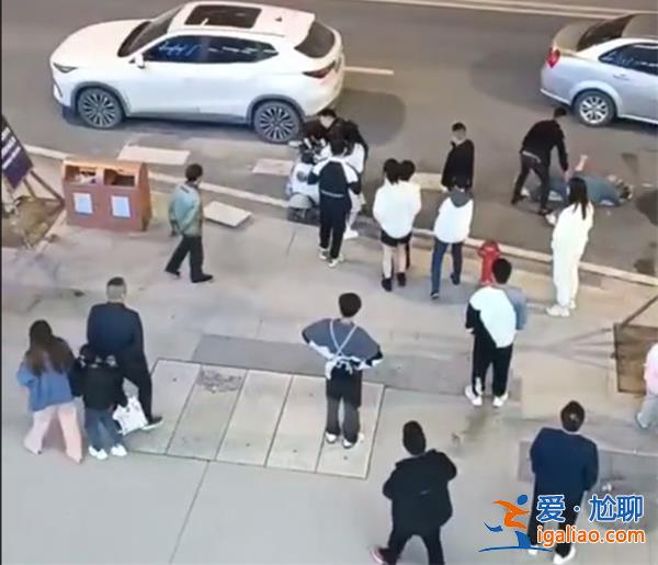 湖南一男子當街強吻并踹飛女孩？