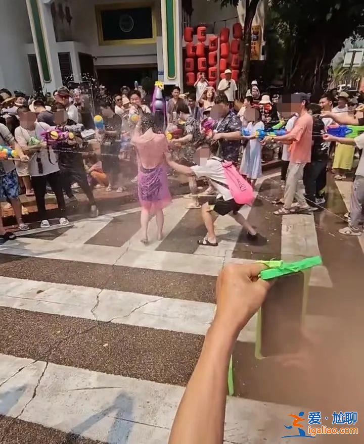 生氣又崩潰！當事女生回應潑水節遭男子撕扯雨衣？