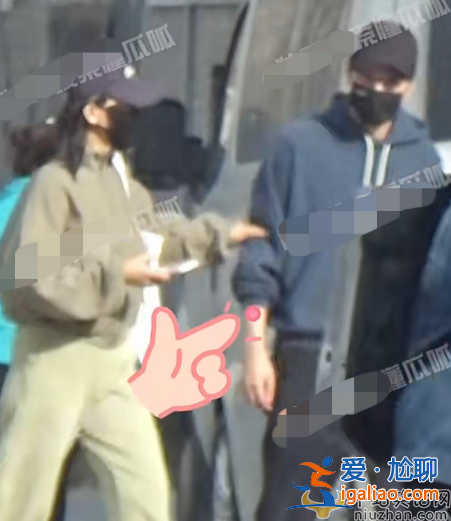 高圓圓趙又廷離婚了嗎?合體逛街大秀恩愛 大口吃糖葫蘆不顧形象