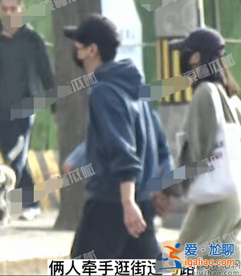 高圓圓趙又廷離婚了嗎?合體逛街大秀恩愛 大口吃糖葫蘆不顧形象