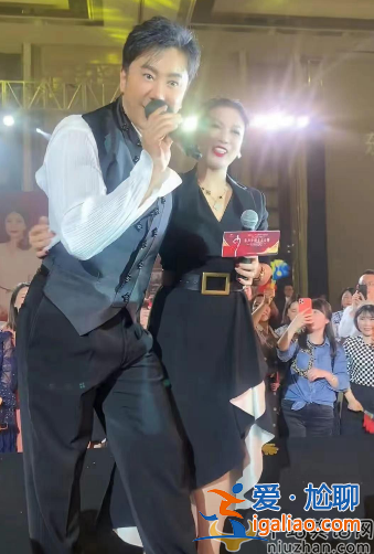 毛寧近況曝光!頭發(fā)花白商演撈金 臺(tái)上主動(dòng)緊摟美女富婆 毛寧近況曝光!頭發(fā)花白商演撈金 臺(tái)上主動(dòng)緊摟美女富婆