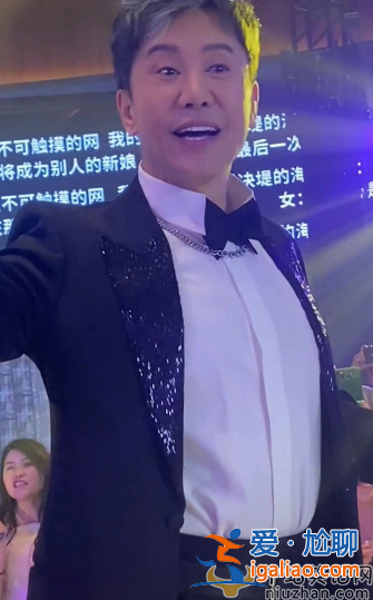 毛寧近況曝光!頭發(fā)花白商演撈金 臺(tái)上主動(dòng)緊摟美女富婆 毛寧近況曝光!頭發(fā)花白商演撈金 臺(tái)上主動(dòng)緊摟美女富婆