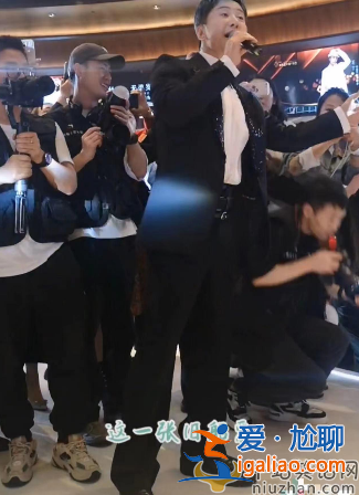 毛寧近況曝光!頭發(fā)花白商演撈金 臺(tái)上主動(dòng)緊摟美女富婆 毛寧近況曝光!頭發(fā)花白商演撈金 臺(tái)上主動(dòng)緊摟美女富婆