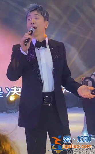 毛寧近況曝光!頭發(fā)花白商演撈金 臺(tái)上主動(dòng)緊摟美女富婆 毛寧近況曝光!頭發(fā)花白商演撈金 臺(tái)上主動(dòng)緊摟美女富婆