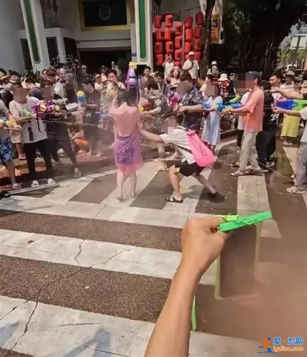 過山車式酒店價格難消化 撕女游客雨衣讓潑水變了味？