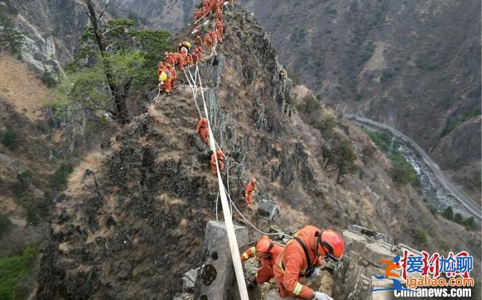 四川稻城縣雷擊森林火災撲救進行中 火場地形復雜多為斷崖？
