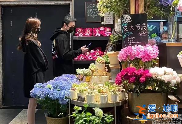 王思聰新女友叫什么?深夜穿情侶裝送花 網(wǎng)友直呼太浪漫