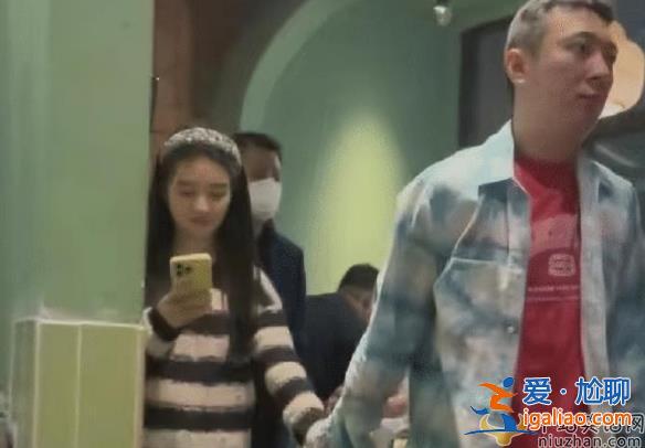 王思聰新女友叫什么?深夜穿情侶裝送花 網(wǎng)友直呼太浪漫