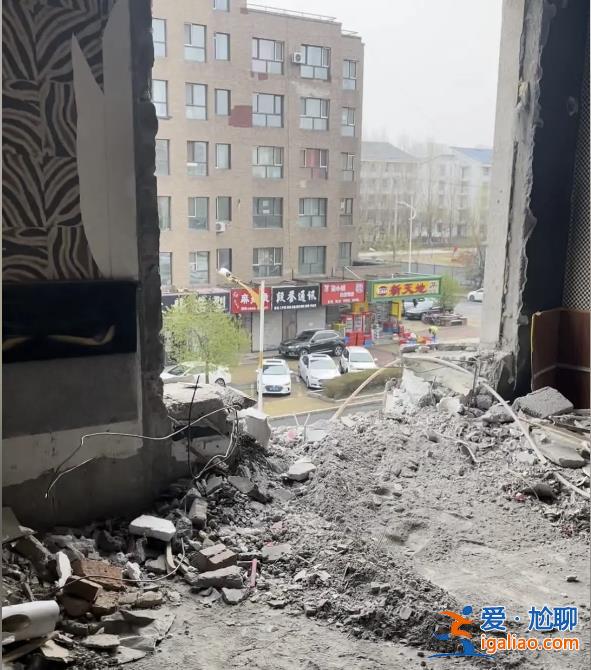 哈爾濱租戶砸穿高層住宅承重墻數(shù)百業(yè)主緊急疏散 裂縫已蔓延到21層？