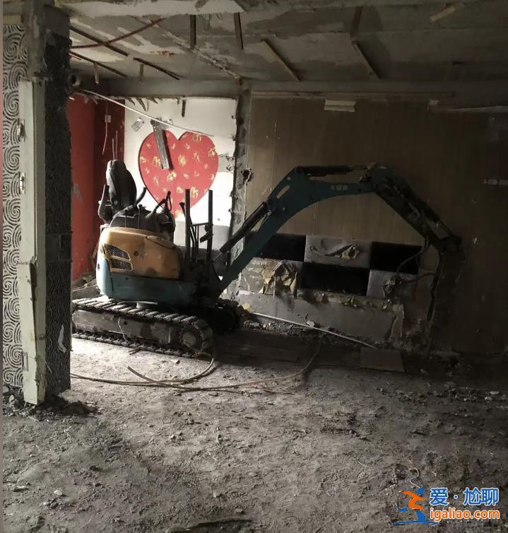 哈爾濱租戶砸穿高層住宅承重墻數(shù)百業(yè)主緊急疏散 裂縫已蔓延到21層？