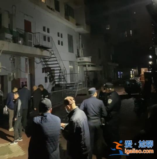 哈爾濱租戶砸穿高層住宅承重墻數(shù)百業(yè)主緊急疏散 裂縫已蔓延到21層？