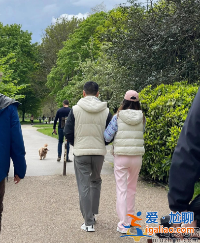 劉強(qiáng)東章澤天近況曝光!悠閑散步長(zhǎng)居英國(guó) 男方穿配貨太愛(ài)奶茶妹