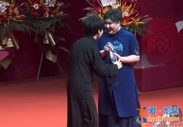 郭德綱老婆王惠近照曝光!染綠頭發(fā)容貌大變 郭麒麟叫媽顯謙卑