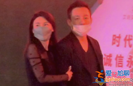 汪小菲牽手美女逛街，疑似新戀情曝光，與美女挽手逛街