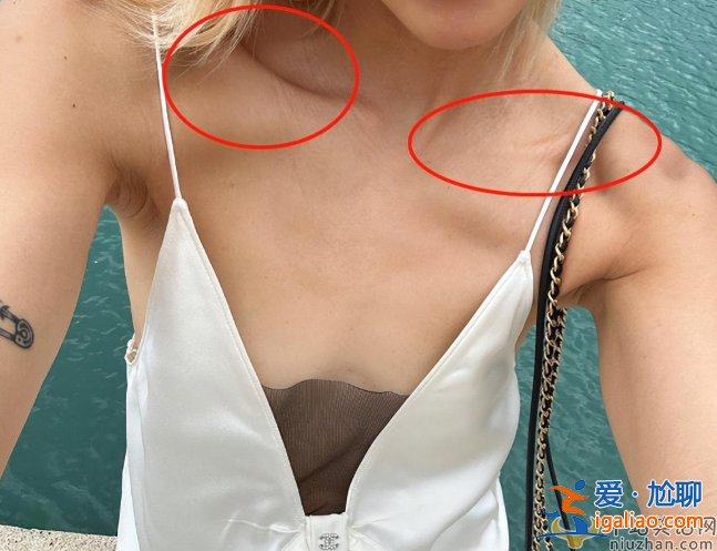 陳奕迅老婆徐濠縈近照曝光!白色漁網(wǎng)襪配深V背心 真空出街太大膽 陳奕迅老婆徐濠縈近照曝光!白色漁網(wǎng)襪配深V背心 真空出街太大膽