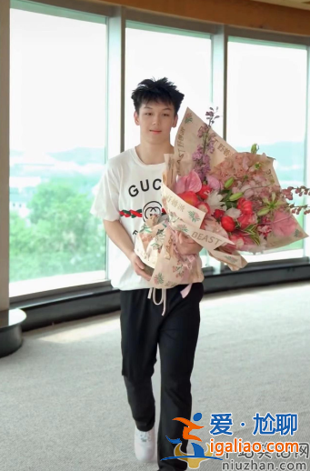 王艷兒子球球近照曝光!容貌大變脖子比頭粗,16歲兒子近180 王艷兒子球球近照曝光!容貌大變脖子比頭粗,16歲兒子近180