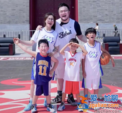 巴圖的有幾個兒子姓什么?曬全家福被疑有仨兒子，和英達決裂多年