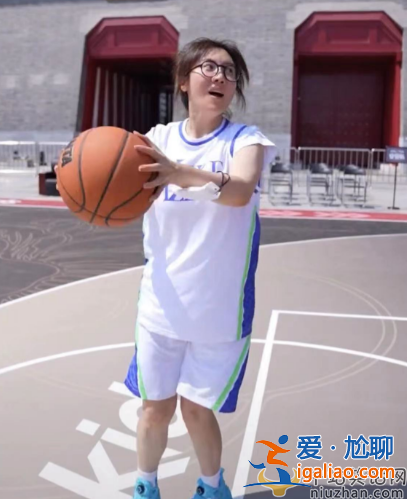 巴圖的有幾個兒子姓什么?曬全家福被疑有仨兒子，和英達決裂多年