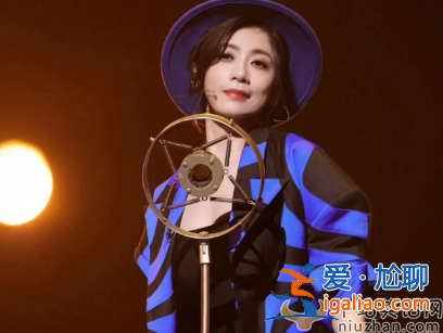 賈靜雯怎么了?機場發飆黑臉懟臉拍，皮膚松弛怪異險走光