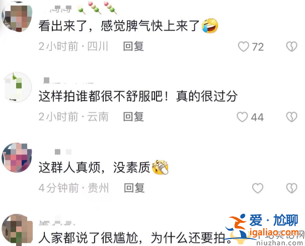 賈靜雯怎么了?機場發飆黑臉懟臉拍，皮膚松弛怪異險走光