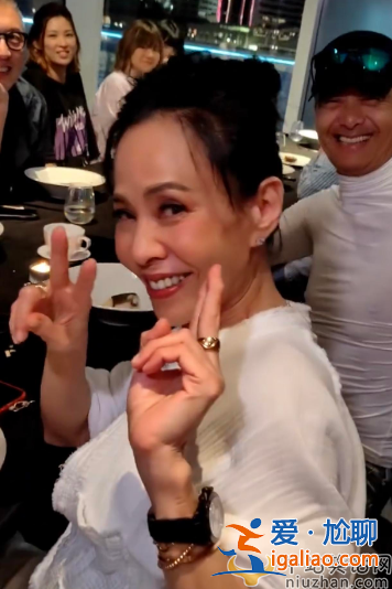 周潤發(fā)袁詠儀關系怎么樣?慶生現(xiàn)場摟抱袁詠儀索吻，發(fā)嫂不悅