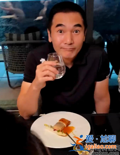 周潤發(fā)袁詠儀關系怎么樣?慶生現(xiàn)場摟抱袁詠儀索吻，發(fā)嫂不悅