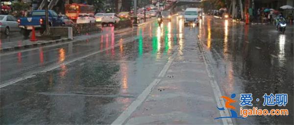 武漢一高校宿舍進水有魚游進屋內，引起人們對排水系統的關注[宿舍進水]？