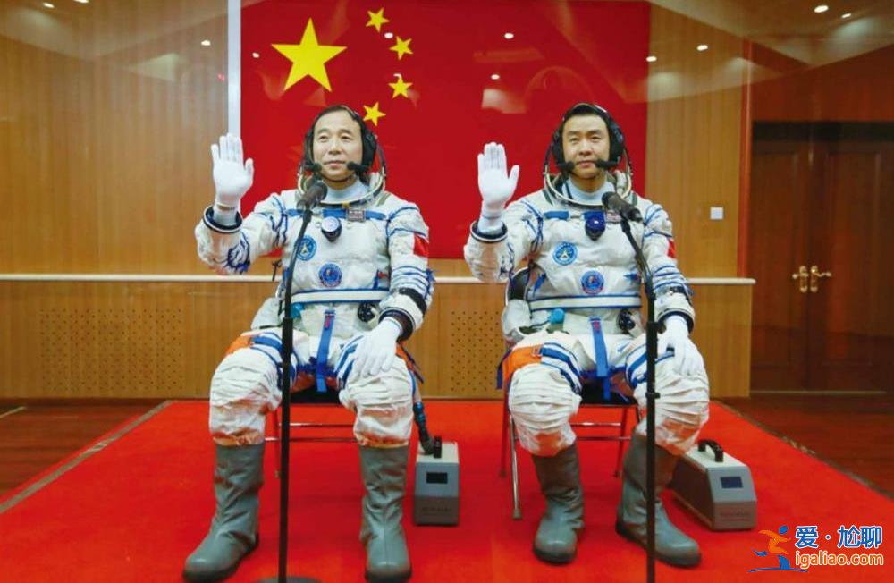 父母親和親友們非常激動？